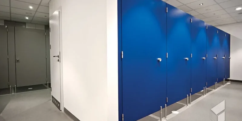 kabiny sanitarne z hpl czy z płyty wiórowej