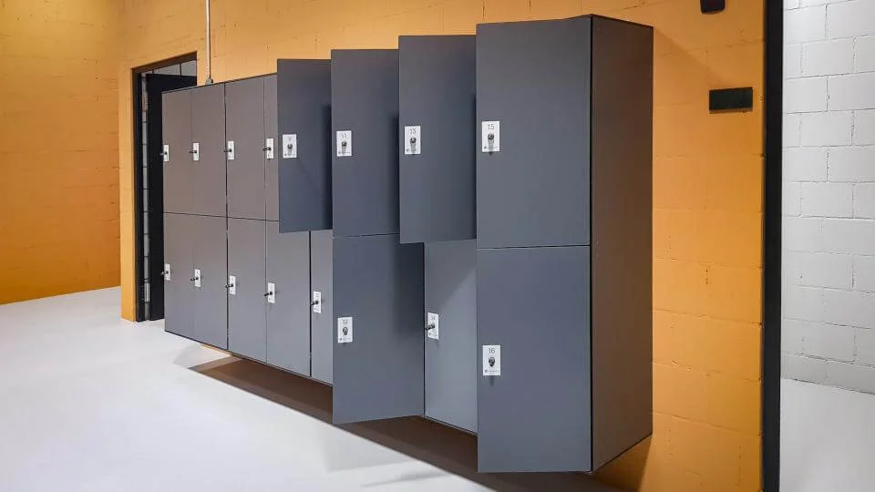 Szafki skrytkowe ubraniowe dla klientów w marketach