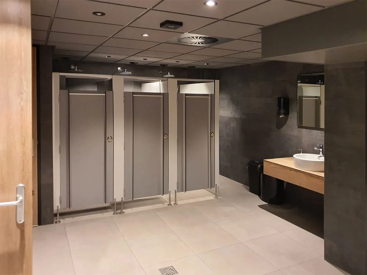 Cabines modulaires en HPL avec portes