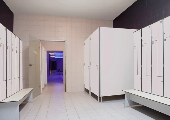 Väggmonterade omklädningsrum