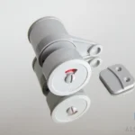 Serrure pour cabines de toilette avec bouton