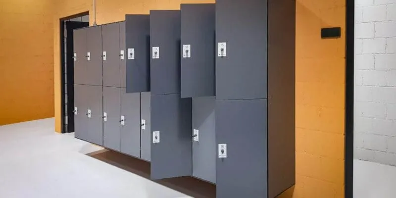 Szafki skrytkowe ubraniowe dla klientów w marketach